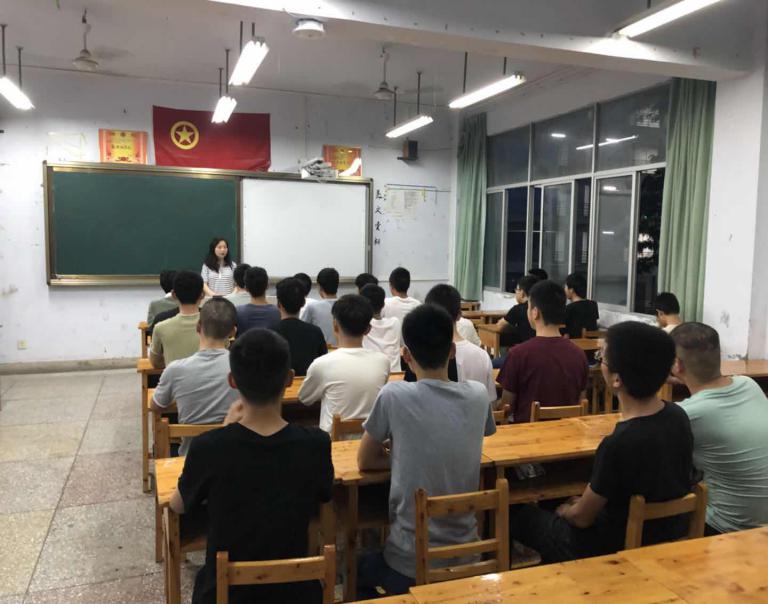 汽车与电子工程系毕业生召开最后一次班会